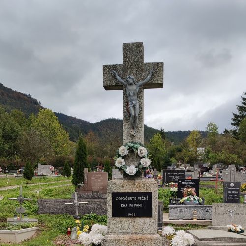 Kríž na cintoríne, Hrboltová