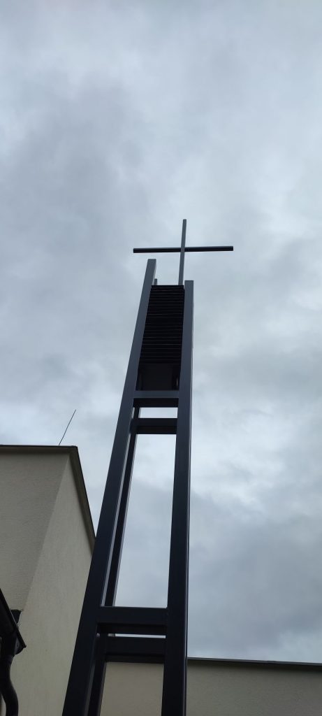 Kríž pri dome smútku na cintoríne, Hrboltová 01