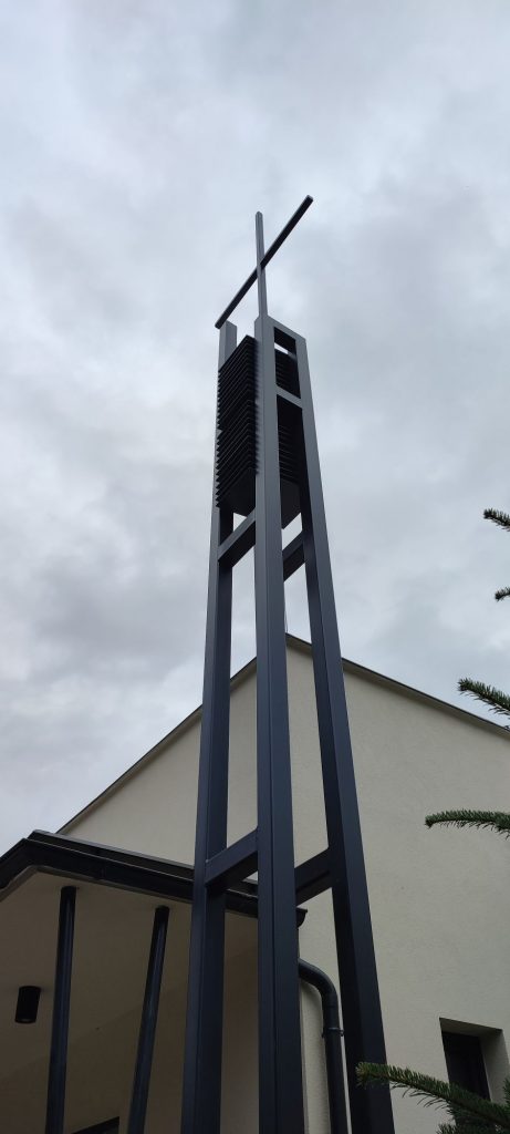 Kríž pri dome smútku na cintoríne, Hrboltová 04